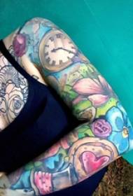 Кветкавая рука татуіроўкі на руку малюнка на кветцы і гадзінніку татуіроўкі