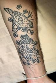 Tatuaje de brazo material, brazo masculino, paxaro e tatuaxe de paisaxe