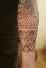 Tattooed taro, milê xwendekarê mêr, tattooek minimalîst, wêneya tattooê