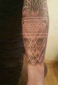 Taro tatuato, braccio da studente maschio, tatuaggio minimalista, immagine del tatuaggio