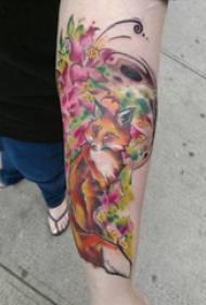 Brako de knabino de vulpo-tatuaje de vulpo-tatuado sur floro kaj vulpo-tatuaje-bildo