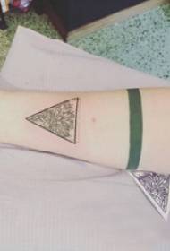 Braccio della ragazza dell'illustrazione del tatuaggio del triangolo sull'immagine del tatuaggio del triangolo e della pianta