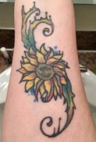 Ruka dječaka cvjetne tetovaže na slici biljne tetovaže biljke
