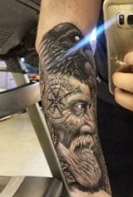 Tato potret karakter karakter laki-laki di lengan potret tato pola tato elang