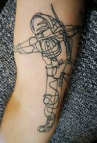 Minimalistische tattoo-tatoeage op zwarte mannelijke astronautenarm