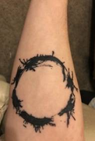 Braç de braç de tatuatge de material de braç sobre un quadre de tatuatge rodó negre