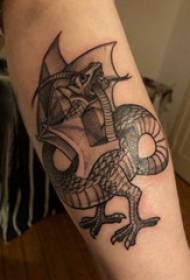 Obraz tatuażu na ramieniu dominujący obraz smoka chłopca na ramieniu