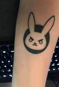 Braç de noia de dibuixos animats de tatuatge sobre un quadre de tatuatge de conill negre