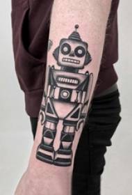 Brațul student tatuat cu element geometric pe o imagine de tatuaj cu robot negru