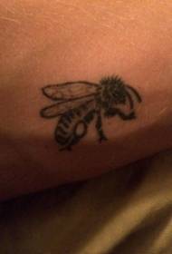 Bee tatuirovka naqshli qora ari zarb rasmidagi erkakning qo'li
