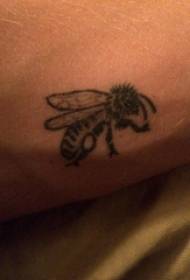 Bee Tattoo Muster Jong sengem Aarm op schwaarze Bee Tattoo Bild