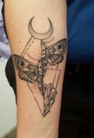 Бабочка на тотеме с татуировкой мальчик бабочка на тотеме с татуировкой