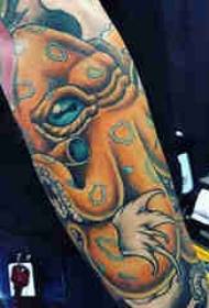 Letsoho la seithuti sa tattoo sa octopus se penta tattoo ea octopus tattoo