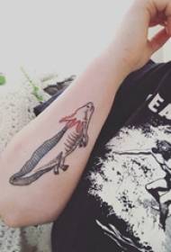 Χέρι του κοριτσιού τατουάζ του μπέιζικου ζωγράφου σε έγχρωμη μεγάλη εικόνα τατουάζ