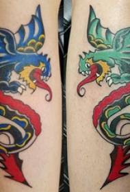 Татуировка летающего дракона на руке мальчика