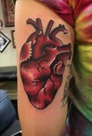 Hjärtatatuering mönster flickans armmålade tatuering hjärta tatuering mönster