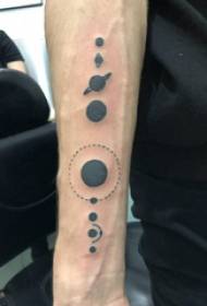 Geometriai tetoválás minta minimalista kerek tetoválás kép a fiú karján