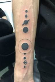 Immagine del tatuaggio rotondo minimalista del modello geometrico del tatuaggio sul braccio del ragazzo