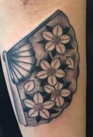 Materiale del tatuaggio del braccio, braccio maschile, fiore e immagine del tatuaggio del fan