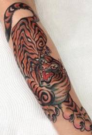 Rankos tatuiruotės nuotrauka berniuko ranka ant spalvoto tigro tatuiruotės paveikslo