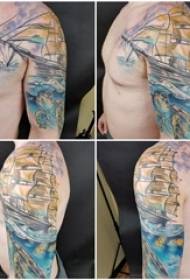 Tattoo zeilboot jongensarm op gekleurd verloop tattoo zeilboot tattoo patroon