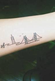 极简线条纹身 女生手臂上黑色的建筑物纹身图片