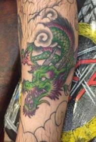 Tattoo zmaj, muška ruka, leteći zmaj tetovaža uzorak