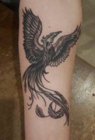 „Baile“ gyvūnų tatuiruotės vyriškos lyties studento ranka ant juodos spalvos „Phoenix“ tatuiruotės nuotraukos