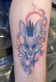 Djevojčica s tetovažom životinja u boji u obliku tetovaže na djevojčici
