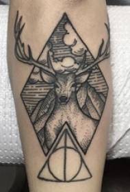 Braccio da tatuino di animaletto sulla geometria e foto di tatuaggi di cervi