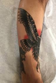 Tatuatu di u ritrattu di l'agliu in bracciu di u ragazzo nantu à u tatuu di eagle grisgiu neru