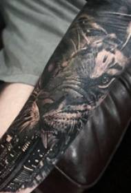 Tattoo krahu i zi i studentit për fotografi mbi tigrin e zi tigër
