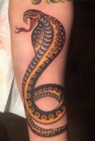 Mažo gyvūno tatuiruotė, žiauri gyvatės tatuiruotės nuotrauka ant berniuko rankos