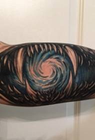 Ang bukton sa lalaki nga tattoo sa tattoo nga adunay starry sky tattoo nga litrato