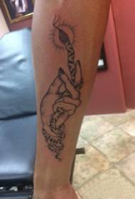 Materiale di tatuatu di braccia, bracciu maschile, manu di u tatuu di serpente
