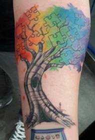 Mani maschii europee e americane dei tatuaggi di puzzle sull'immagine creativa del tatuaggio dell'albero di puzzle