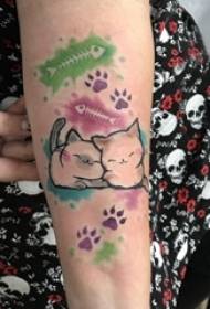 Cailín chartúin Tattoo le priontaí lapa daite agus pictiúir tattoo cat ar lámh