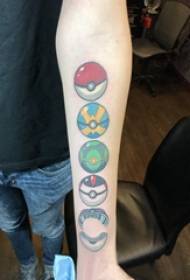 Brațul băiatului tatuaj Pokémon pe poza tatuaj cu bile elf colorate
