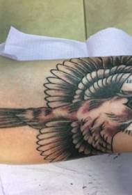 Oiseau de tatouage avec gros bras sur l'image de tatouage oiseau gris noir