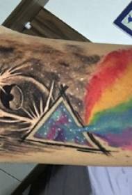 Rokas tetovējuma materiāls, vīrieša rokas, trīsstūra un varavīksnes tetovējuma attēls