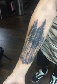 Tatueringslandskapspojkesarm på svart tatueringsbild för stora träd