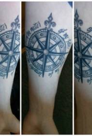 Матеріал татуювання на руці, малюнок чоловічої руки, англійська та малюнок татуювання компаса