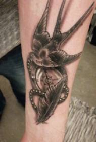 Braccio tatuaggio foto ragazzo braccio su orologio e uccello tatuaggio immagine