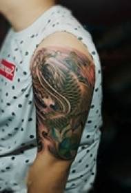 Машка доминантна тетоважа на рацете