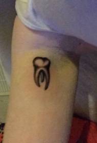 Zobu rakstu tetovējums meitenes roka uz melnu zobu tetovējuma attēla