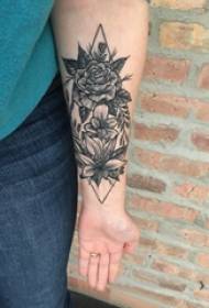 Arm tattoo nyenzo msichana almasi na maua tattoo picha kwenye mkono