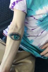 sytë tatuazh, syri mashkull, fotografia me tatuazhe me sy të ngjyrosur