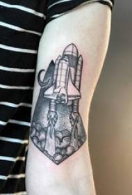 Мінімалістська татуювання ракетного татуювання, запущена на руку дівчини