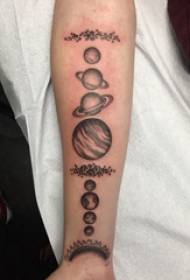 Tattoo Sting Tips Schwarz und Grau Planet Tattoos auf den Armen des Mädchens
