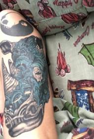 Qaabka tattoo rhinoceros Rhinoceros tattoo tattoo ayaa lagu sawiray gacanta wiilka